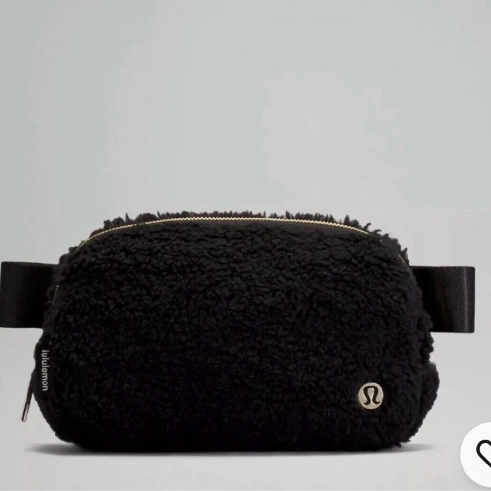 Lululemon Everywhere Belt Bag‎ 1L
Fleece Black Sherpa